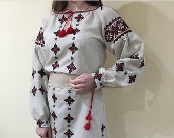 Sehr schönes graues besticktes Kleid. Handgemachtes Kleid. Ethno Folklore Kleid für Frau. Geschenk für Sie, Mädchen, Frau, Dame. Ukrainisches Kleid. Vyshyvanka.