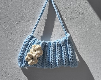 Bolso de hombro de ganchillo azul claro / Bolso de flores hecho a mano / Bolso de mano de verano en tonos pastel / Mini bolso azul claro con flores