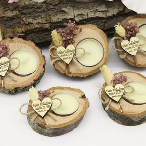 Pu&ograve; includere: Cinque piccoli portacandele in legno con un'etichetta a forma di cuore che dice "Vilma Valladares, Octubre 21, 1935" e un piccolo mazzo di fiori secchi.