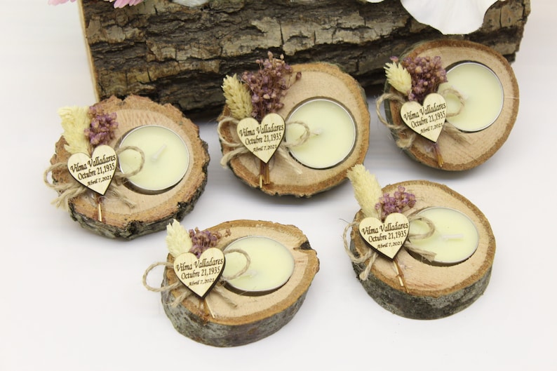 Pu&ograve; includere: Cinque piccoli portacandele in legno con un'etichetta a forma di cuore che dice "Vilma Valladares, Octubre 21, 1935" e un piccolo mazzo di fiori secchi.