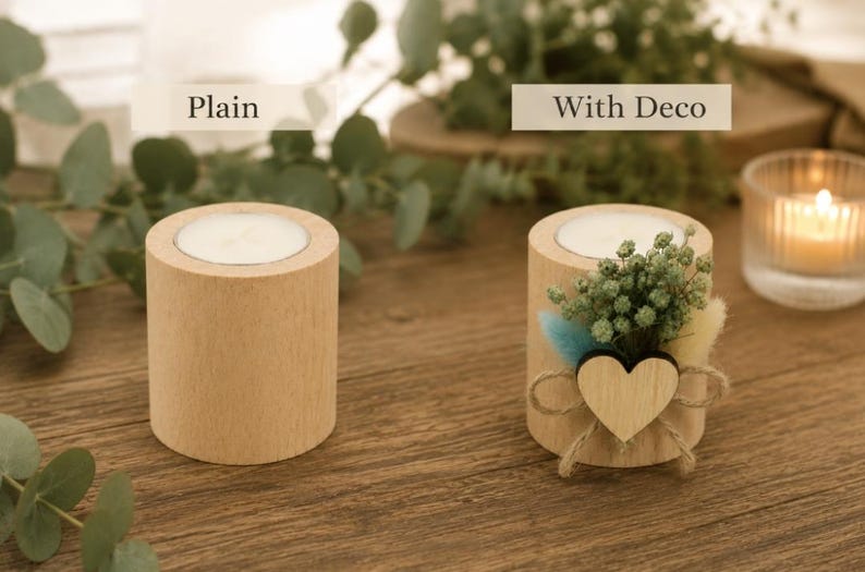 Pu&ograve; includere: Due portacandele cilindrici in legno, uno semplice e uno decorato con un piccolo cuore di legno, spago e fiori secchi. Il supporto semplice &egrave; etichettato "Plain" e quello decorato "With Deco" sopra di essi.