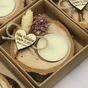 Pu&ograve; includere: Un set di piccoli portacandele in legno con un'etichetta di legno a forma di cuore che dice "Vilma Valladares Octubre 21, 1935 Abril 7, 2021". Ogni portacandele &egrave; in una scatola di cartone marrone e contiene una piccola candela da t&egrave;. I portacandele sono decorati con fiori secchi.