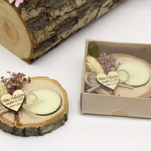Pu&ograve; includere: Un piccolo portacandele in legno con un'etichetta a forma di cuore che recita "Vilma Valladares, 21 ottobre 1985, Sposato il 7.2023". Il portacandele &egrave; decorato con fiori secchi e una piccola candela tea light.