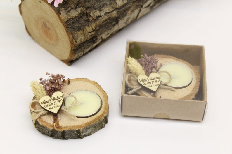 Pu&ograve; includere: Un piccolo portacandele in legno con un'etichetta a forma di cuore che recita "Vilma Valladares, 21 ottobre 1985, Sposato il 7.2023". Il portacandele &egrave; decorato con fiori secchi e una piccola candela tea light.