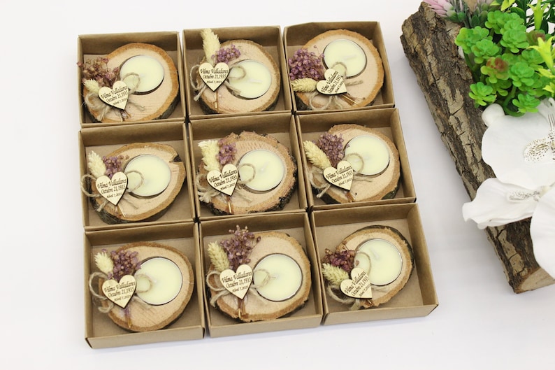 Pu&ograve; includere: Set di nove piccoli portacandele in legno rustico con un'etichetta a forma di cuore che dice "Viva Valentino, 12 ottobre 2023" e fiori secchi. Ogni portacandele ha una piccola candela da t&egrave; bianca.