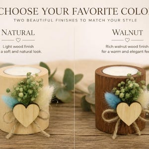 Pu&ograve; includere: Due portacandele cilindrici in legno, uno con finitura naturale chiara e uno con finitura in noce scuro. Ognuno presenta un piccolo cuore in legno, un fiocco di spago e una decorazione con gipsofila verde ed erbe essiccate blu e bianche.