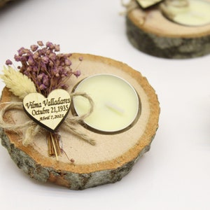 Pu&ograve; includere: Un portacandele in legno con un'etichetta di legno a forma di cuore che dice "Vilma Valladares Octubre 21, 1935 Abril 7, 2022". Il portacandele &egrave; decorato con fiori secchi e una piccola candela.