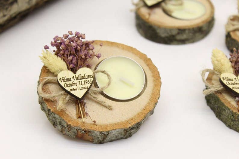 Pu&ograve; includere: Un portacandele in legno con un'etichetta di legno a forma di cuore che dice "Vilma Valladares Octubre 21, 1935 Abril 7, 2022". Il portacandele &egrave; decorato con fiori secchi e una piccola candela.