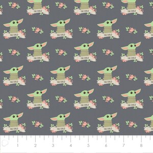 Puede incluir: Un patr&oacute;n repetido que presenta un personaje alien&iacute;gena verde con orejas grandes, conocido como "The Child", sobre un fondo gris oscuro. El personaje est&aacute; rodeado de flores rosas y una pancarta blanca con el texto "THE CHILD".