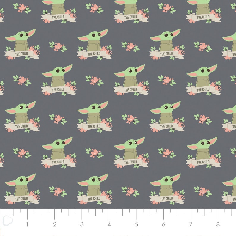 Puede incluir: Un patr&oacute;n repetido que presenta un personaje alien&iacute;gena verde con orejas grandes, conocido como "The Child", sobre un fondo gris oscuro. El personaje est&aacute; rodeado de flores rosas y una pancarta blanca con el texto "THE CHILD".