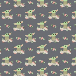 Puede incluir: Un patr&oacute;n repetido que presenta un personaje alien&iacute;gena verde con orejas grandes, conocido como "The Child", rodeado de flores rosas y una pancarta blanca con el texto "THE CHILD". El fondo es de color gris oscuro.