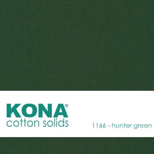 Puede incluir: Muestra de tejido s&oacute;lido de algod&oacute;n Kona verde cazador. El tejido es de color s&oacute;lido con una ligera textura. El texto "Kona cotton solids" y "1166 - hunter green" est&aacute; impreso en una etiqueta blanca.
