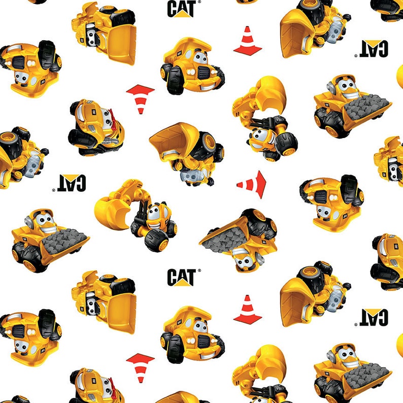 K&ouml;nnte beinhalten: Ein wei&szlig;er Hintergrund mit einem sich wiederholenden Muster aus gelben Spielzeug-Baumaschinen. Die Fahrzeuge sind alle verschiedenen Typs, darunter Muldenkipper, Bagger und Bulldozer. Die Fahrzeuge haben schwarze R&auml;der und schwarze Augen. Der Text "CAT" erscheint in schwarzen Buchstaben auf dem Hintergrund.