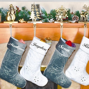Weiß / Silberner Samt-Weihnachtsstrumpf/gestickter personalisierter Strumpf/Initiale/große Weihnachtsverzierung/Schneeflockestickerei mit Perlen