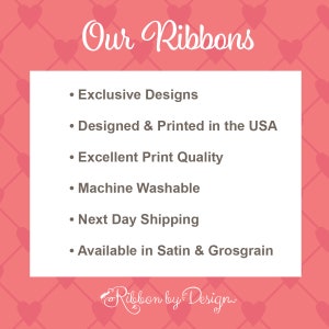 K&ouml;nnte beinhalten: Ein rosa Hintergrund mit wei&szlig;en Herzen und einem wei&szlig;en Kasten mit braunem Text, der "Our Ribbons" lautet. Der Text im Kasten listet die folgenden Eigenschaften auf: Exklusive Designs, Entworfen und gedruckt in den USA, Hervorragende Druckqualit&auml;t, Maschinenwaschbar, Versand am n&auml;chsten Tag, Erh&auml;ltlich in Satin und Grosgrain. Am unteren Rand des Kastens befindet sich ein Logo mit der Aufschrift "Ribbon by Design."