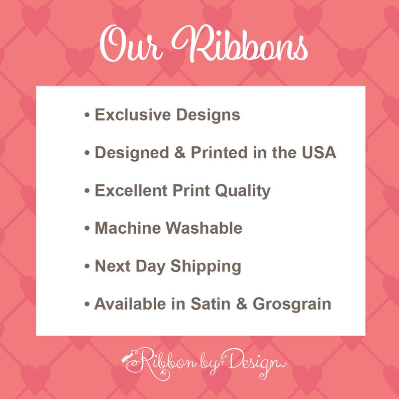 K&ouml;nnte beinhalten: Ein rosa Hintergrund mit wei&szlig;en Herzen und einem wei&szlig;en Kasten mit braunem Text, der "Our Ribbons" lautet. Der Text im Kasten listet die folgenden Eigenschaften auf: Exklusive Designs, Entworfen und gedruckt in den USA, Hervorragende Druckqualit&auml;t, Maschinenwaschbar, Versand am n&auml;chsten Tag, Erh&auml;ltlich in Satin und Grosgrain. Am unteren Rand des Kastens befindet sich ein Logo mit der Aufschrift "Ribbon by Design."