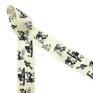 K&ouml;nnte beinhalten: Ein wei&szlig;es Band mit einem sich wiederholenden schwarz-wei&szlig;en Muster aus Mickey-Maus-Figuren und nautischen Motiven. Das Band zeigt Mickey Mouse am Steuer eines Schiffes, einen Leuchtturm und ein Steuerrad.