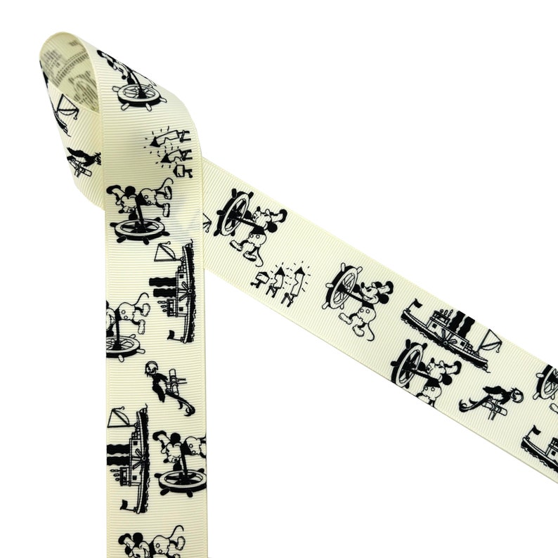 K&ouml;nnte beinhalten: Ein wei&szlig;es Band mit einem sich wiederholenden schwarz-wei&szlig;en Muster aus Mickey-Maus-Figuren und nautischen Motiven. Das Band zeigt Mickey Mouse am Steuer eines Schiffes, einen Leuchtturm und ein Steuerrad.