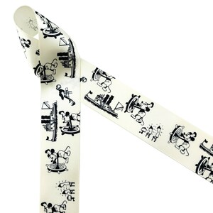 K&ouml;nnte beinhalten: Wei&szlig;es Satinband mit einem sich wiederholenden schwarz-wei&szlig;en Muster von Mickey-Maus-Charakteren in nautischen Outfits. Das Muster beinhaltet Mickey Mouse, der ein Schiff steuert, Mickey Mouse, der einen Rettungsring h&auml;lt, und Mickey Mouse, der eine Flagge h&auml;lt.