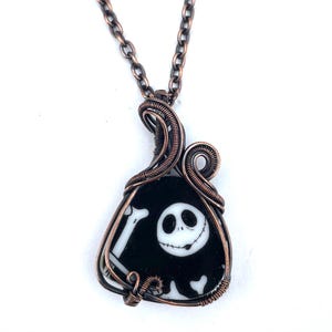 酸化銅で巻かれた、世界に一つだけのジャック・スケリントンネックレス｜手作りハロウィンジュエリー