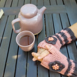 grey-pink wrist warmers with sewn-on flower - hand-knitted