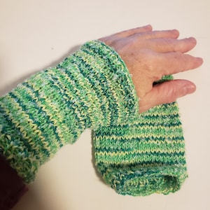 Menottes / chauffe-poignets marbrés verts - tricotés à la main