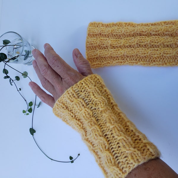 wunderbar weiche gelbe Handstulpen mit Zöpfen - handgestrickt