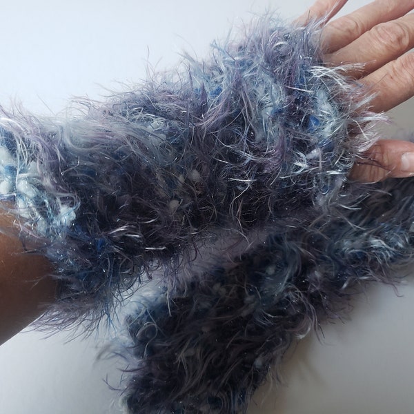 blaue Handstulpen aus tollem Fransengarn - handgestrickt