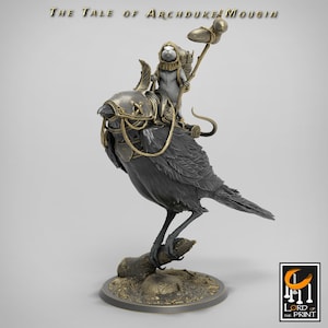 Peut inclure: Une sculpture détaillée représentant une souris chevauchant un oiseau, avec le texte "The Tale of Archduke Mousin" en haut. L'oiseau est gris foncé, avec des accents dorés sur son harnais. La souris porte une tenue à capuche et porte un bâton.
