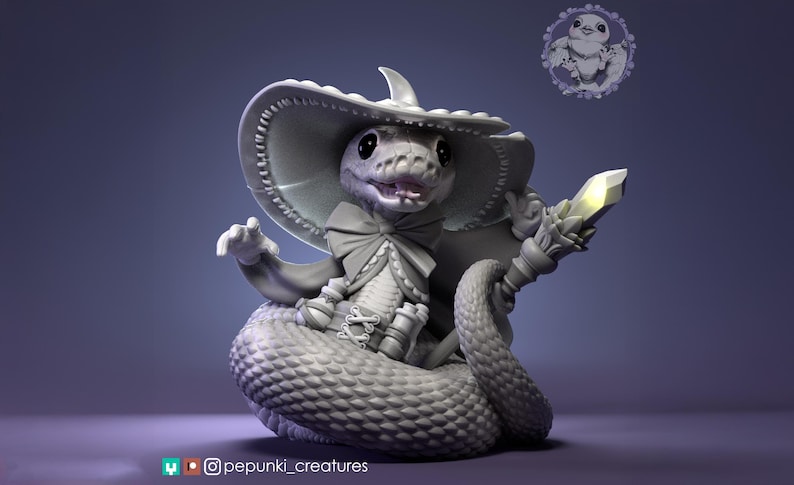 Pu&ograve; includere: Una scultura stravagante di un serpente con cappello e mantello da strega, che tiene in mano un bastone con un cristallo luminoso. Il serpente &egrave; arrotolato, con squame dettagliate e un papillon. Un piccolo emblema di un uccello &egrave; sullo sfondo.