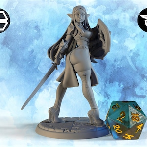 K&ouml;nnte beinhalten: Graue Figur einer weiblichen Fantasy-Kriegerin, die ein Schwert und einen Schild h&auml;lt, mit einem gro&szlig;en, vielseitigen W&uuml;rfel. Die Kriegerin tr&auml;gt eine R&uuml;stung und hochhackige Stiefel. Der Hintergrund ist eine hellblaue Aquarellw&auml;sche.