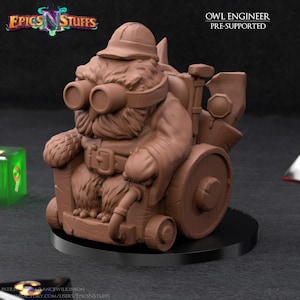 Peut inclure: Figurine marron imprimée en 3D représentant un ingénieur hibou en fauteuil roulant, portant des lunettes et un casque. La figurine a un sac à dos et des outils attachés à la chaise. Le texte "OWL ENGINEER PRE-SUPPORTED" est visible.
