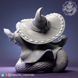 Pu&ograve; includere: Scultura grigia di una creatura simile a un serpente con un cappello da strega e un mantello. Il cappello ha una punta e un'ampia tesa con bordo smerlato. La creatura tiene in mano un bastone. La scultura &egrave; su sfondo viola.