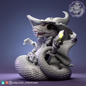 Pu&ograve; includere: Statuetta stampata in 3D di un serpente mago, con cappello, papillon e mantello. Il serpente &egrave; arrotolato e tiene in mano un bastone con un cristallo luminoso. La statuetta &egrave; grigio chiaro con dettagli fini. Il testo "pepunki_creatures" &egrave; in basso.