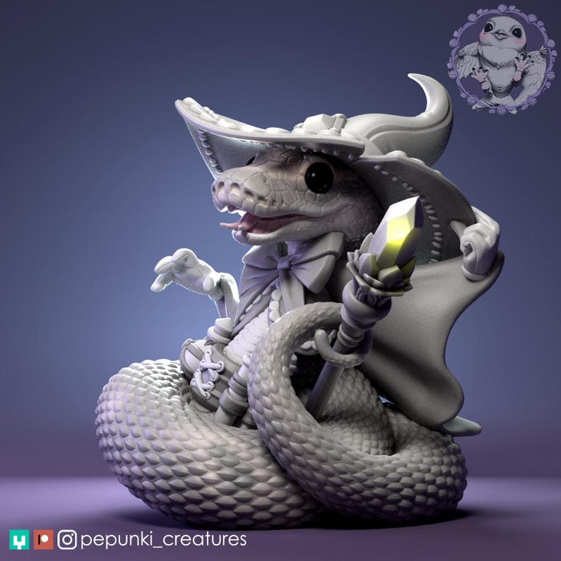 Pu&ograve; includere: Statuetta stampata in 3D di un serpente mago, con cappello, papillon e mantello. Il serpente &egrave; arrotolato e tiene in mano un bastone con un cristallo luminoso. La statuetta &egrave; grigio chiaro con dettagli fini. Il testo "pepunki_creatures" &egrave; in basso.