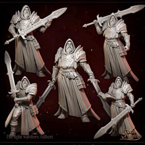 Peut inclure: Cinq figurines détaillées de guerriers de la lumière, chacune tenant une grande épée. Les figurines sont de couleur neutre, avec une armure et des robes. Le texte "The light warriors: Gilbert" et "Great Grimoire" sont visibles.