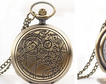personalisiertes Geschenk Gallifreyan Custom Name in Harz Halskette Whovian Geschenk Schl/üsselring oder Brosche Silber oder Bronze Farbe