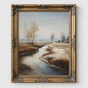Könnte beinhalten: Antike Landschaftsmalerei in einem goldenen, verzierten Rahmen. Das Kunstwerk zeigt eine ruhige Szene mit einem Bach, der sich durch ein Feld schlängelt, kahlen Bäumen und einem entfernten Haus. Die Farbpalette umfasst gedämpfte Blau-, Braun- und Goldtöne und erzeugt eine Vintage-Ästhetik.