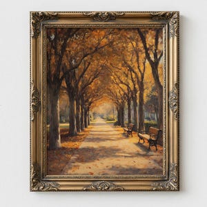 Könnte beinhalten: Gerahmtes Gemälde einer herbstlichen Parkszene. Das Kunstwerk zeigt einen Weg, der von Bäumen und Bänken gesäumt ist und von warmem, goldenem Licht erhellt wird. Die Bäume sind mit leuchtendem Herbstlaub geschmückt, was eine friedliche Atmosphäre schafft. Der goldene, verzierte Rahmen verleiht Eleganz.