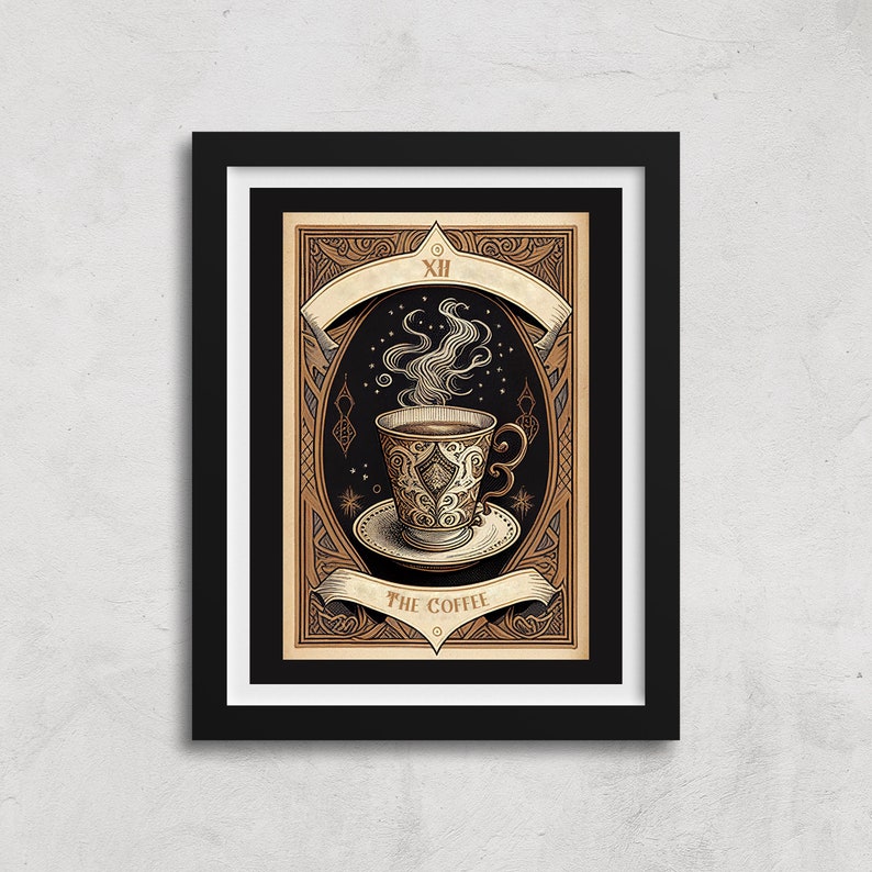 K&ouml;nnte beinhalten: Gerahmter Kunstdruck mit einer detaillierten Illustration einer Kaffeetasse mit aufsteigendem Dampf, vor einem dunklen, sternen&uuml;bers&auml;ten Hintergrund. Das Design umfasst verzierte Muster und den Text "THE COFFEE" auf einem Banner. Der Rahmen ist schwarz.