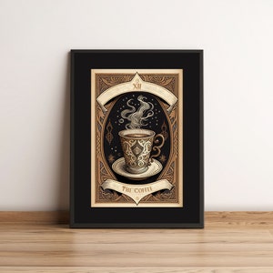 K&ouml;nnte beinhalten: Gerahmter Kunstdruck mit einer detaillierten Illustration einer Kaffeetasse mit aufsteigendem Dampf, vor einem dekorativen Hintergrund. Das Kunstwerk ist im Vintage-Stil gehalten, mit den Worten "The Coffee" unten.
