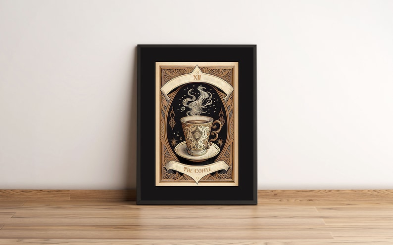 K&ouml;nnte beinhalten: Gerahmter Kunstdruck mit einer detaillierten Illustration einer Kaffeetasse mit aufsteigendem Dampf, vor einem dekorativen Hintergrund. Das Kunstwerk ist im Vintage-Stil gehalten, mit den Worten "The Coffee" unten.