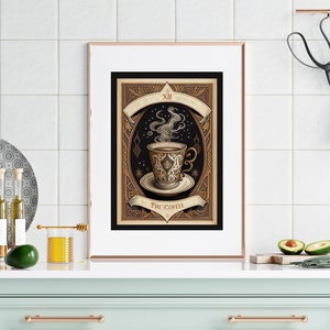 K&ouml;nnte beinhalten: Gerahmter Kunstdruck mit einer detaillierten Illustration einer Kaffeetasse mit aufsteigendem Dampf, vor einem dunklen Hintergrund mit Sternen. Das Kunstwerk tr&auml;gt die Aufschrift "The Coffee" und ist in einem goldenen Rahmen.