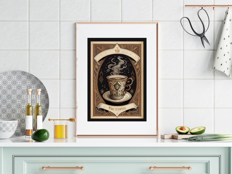 K&ouml;nnte beinhalten: Gerahmter Kunstdruck mit einer detaillierten Illustration einer Kaffeetasse mit aufsteigendem Dampf, vor einem dunklen Hintergrund mit Sternen. Das Kunstwerk tr&auml;gt die Aufschrift "The Coffee" und ist in einem goldenen Rahmen.