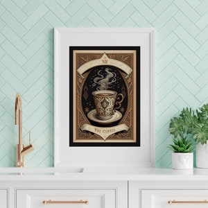 K&ouml;nnte beinhalten: Gerahmter Kunstdruck mit einer detaillierten Illustration einer Kaffeetasse mit aufsteigendem Dampf, vor einem dunklen Hintergrund mit verzierten Gold- und Braunt&ouml;nen. Der Text "The Coffee" ist auf einem Banner unter der Tasse zu sehen.