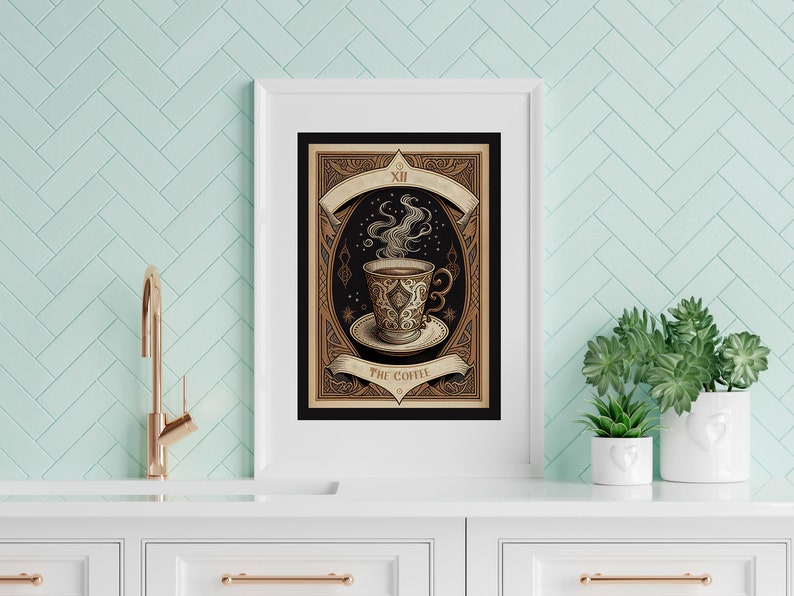 K&ouml;nnte beinhalten: Gerahmter Kunstdruck mit einer detaillierten Illustration einer Kaffeetasse mit aufsteigendem Dampf, vor einem dunklen Hintergrund mit verzierten Gold- und Braunt&ouml;nen. Der Text "The Coffee" ist auf einem Banner unter der Tasse zu sehen.