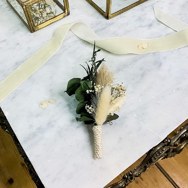 Boutonnière de mariage en fleurs séchées