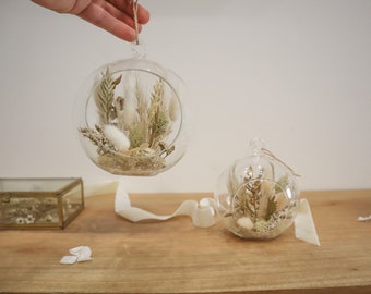 Gold Christmas Balls in Dried Flowers