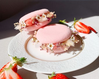 Strawberry-Vanilla flower macaroons/ Dried flower macaroon / flower pastry / floral composition