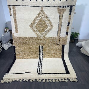 Handmade Moroccan Beni Ourain Rug: Berber Living Room Carpet (247x162cm)
